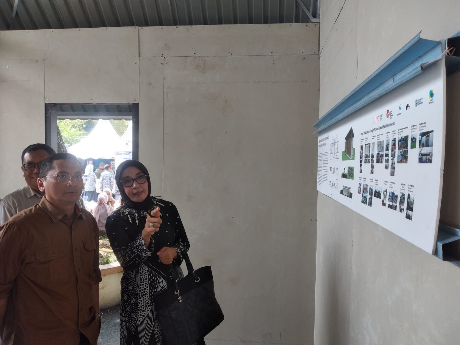Wakil Ketua Komisi IV DPRD Jabar Cucu Sugyati (kanan) saat di Kantor Perkim, Rabu, 23 Agustus 2023. Jabar Ekspres/Hendrik Muchlison.