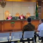Wali Kota Bandung nonaktif, Yana Mulyana akui terima amplop dari Sony Setiadi yang awalnya dikira brosur tapi ternyata berisi uang Rp100 juta. ANTARA/Ricky Prayoga.