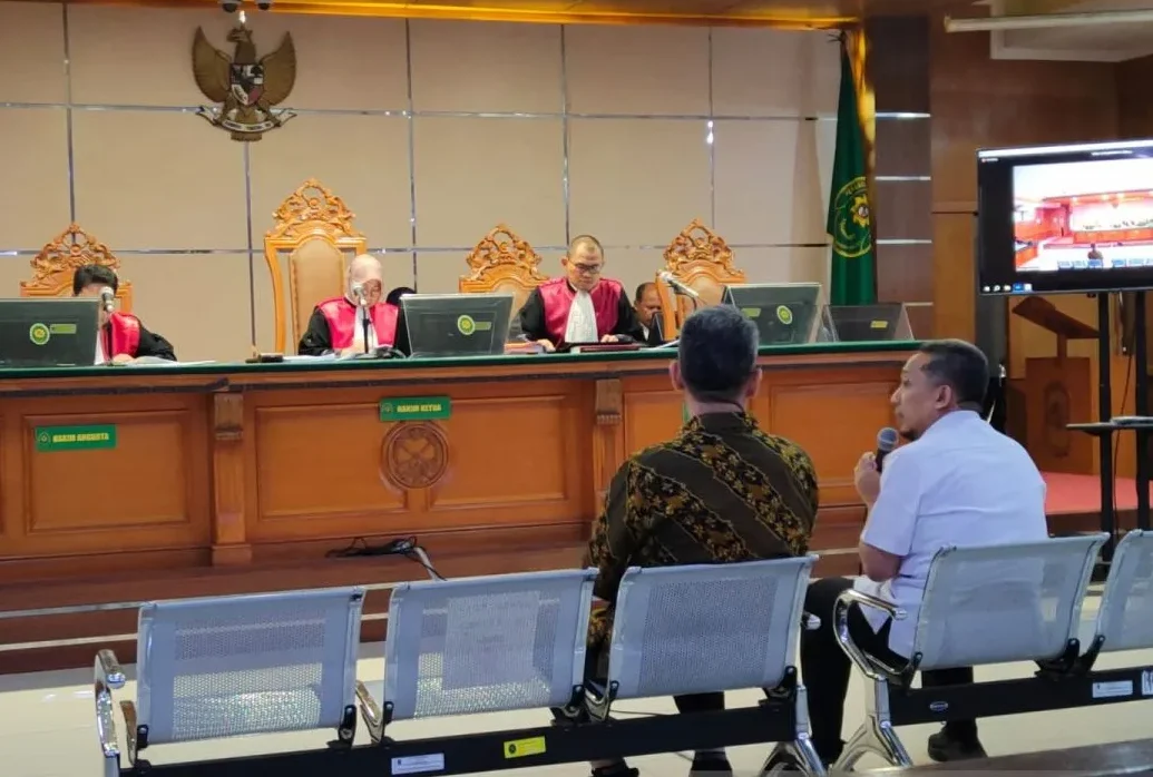 Wali Kota Bandung nonaktif, Yana Mulyana akui terima amplop dari Sony Setiadi yang awalnya dikira brosur tapi ternyata berisi uang Rp100 juta. ANTARA/Ricky Prayoga.