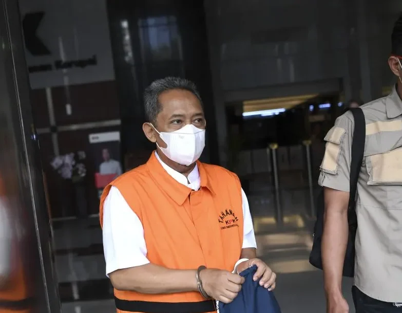 Wali Kota Bandung nonaktif, Yana Mulyana tiba di PN Bandung untuk kembali menjalani sidang lanjutan kasus suap hari ini Senin, 7 Agustus 2023. ANTARA/M Risyal Hidayat.