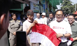 Merah Putihkan Kabupaten Bogor, Plt Bupati Bogor Bagikan Bendera di Pasar Cibinong