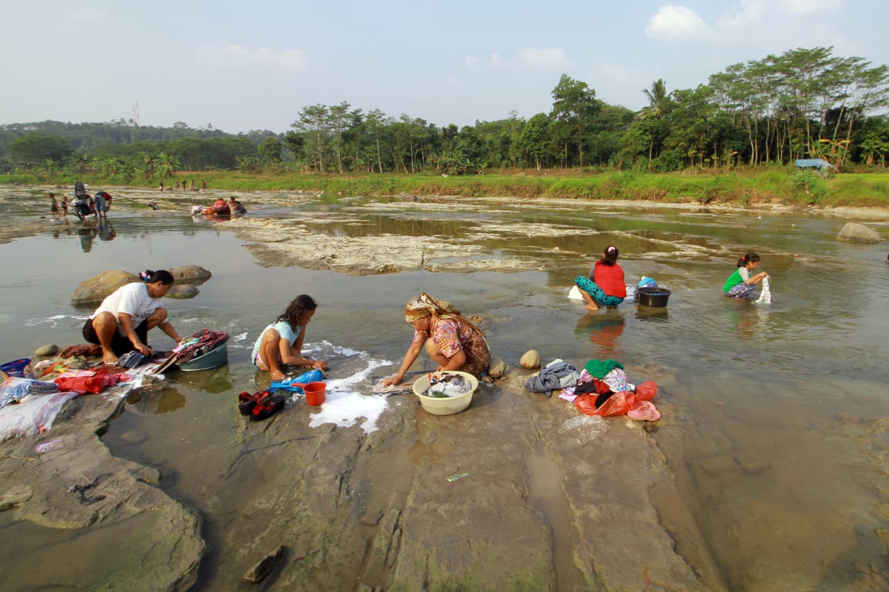 Ilustrasi: Sejumlah warga Kabupaten Bogor memanfaatkan air di sungai untuk membersihkan pakaian beberapa waktu lalu. Foto : Sandika Fadilah/Jabarekspres.com
