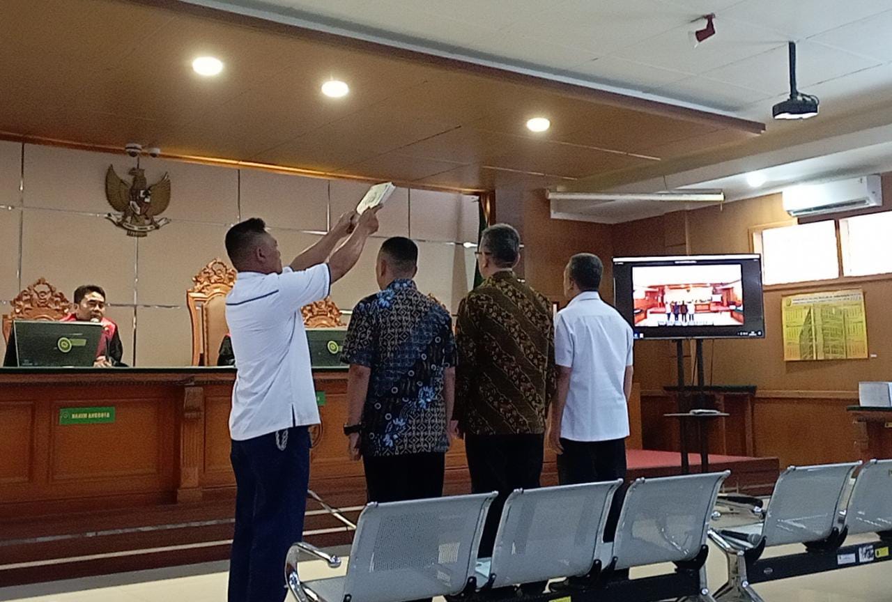 Dok. Sidang Lanjutan Kasus Suap Proyek Bandung Smart City, JPU Hadirkan Yana Mulyana (kanan) Sebagai Saksi. Senin (7/8). Foto. Sandi Nugraha