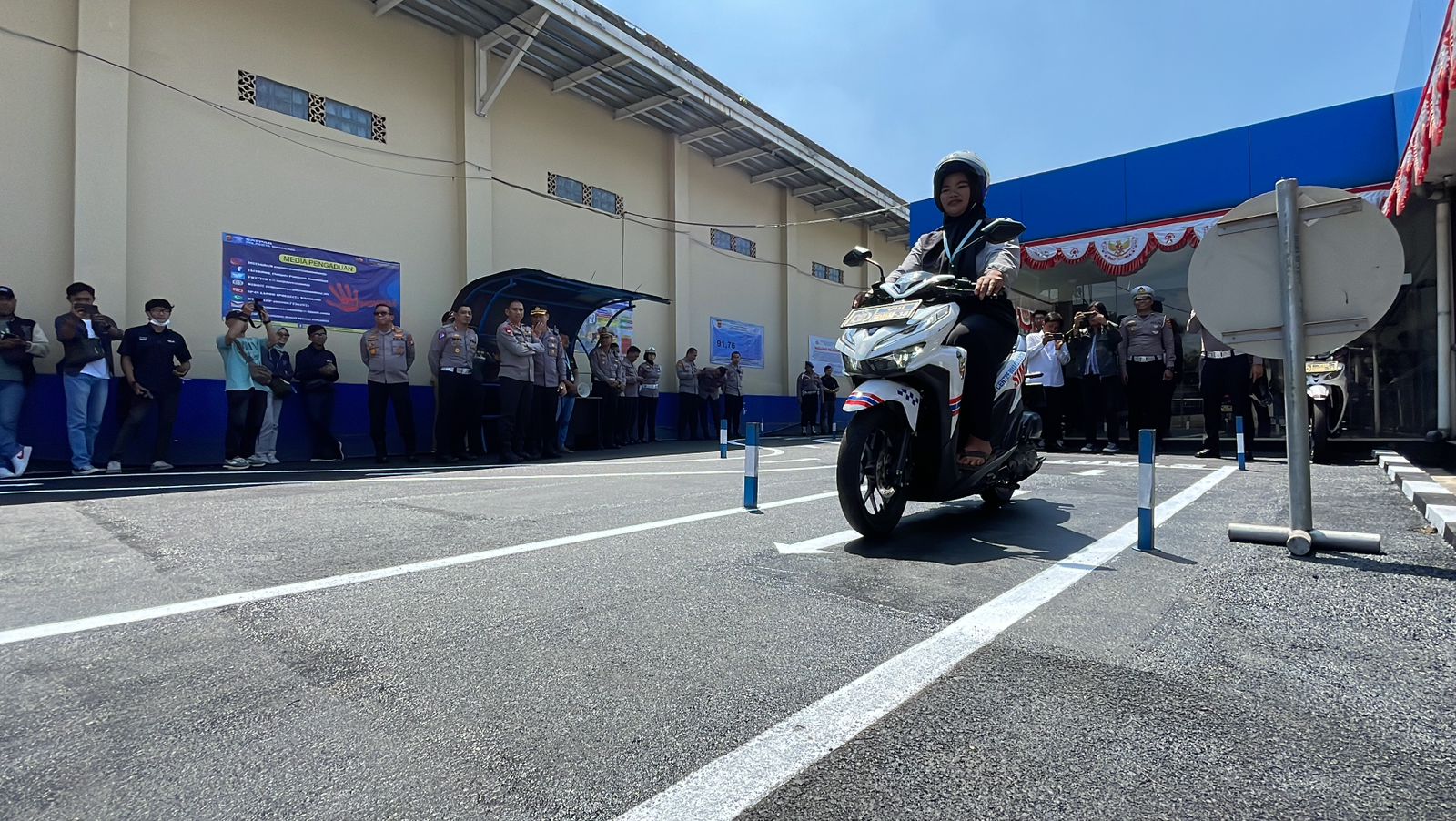Kepolisian Jawa Barat Mulai Resmikan Ujian Praktek SIM Baru menggunakan Sirkuit Baru dan Tidak Zig Zag. Foto Agi Jabar Ekspres