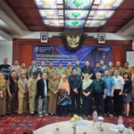 USAHA: Ketua Asosiasi Pengusaha Ritel Indonesia (Aprindo) Jawa Barat (Jabar), Yudi Hartanto (depan lima dari kanan) yang turut hadir dalam FGD Raperda di Kota Bandung, Senin (7/8)