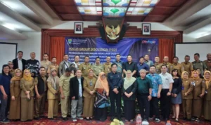 USAHA: Ketua Asosiasi Pengusaha Ritel Indonesia (Aprindo) Jawa Barat (Jabar), Yudi Hartanto (depan lima dari kanan) yang turut hadir dalam FGD Raperda di Kota Bandung, Senin (7/8)