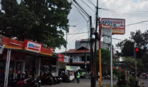 Ilustrasi: Minimarket yang berdiri di dekat Pasar Palasari, Kota Bandung.