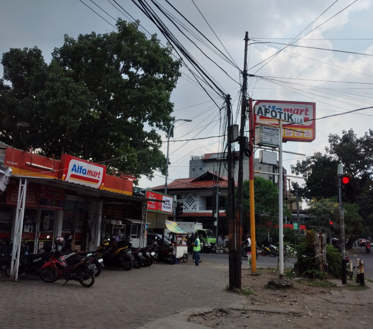 Ilustrasi: Minimarket yang berdiri di dekat Pasar Palasari, Kota Bandung.