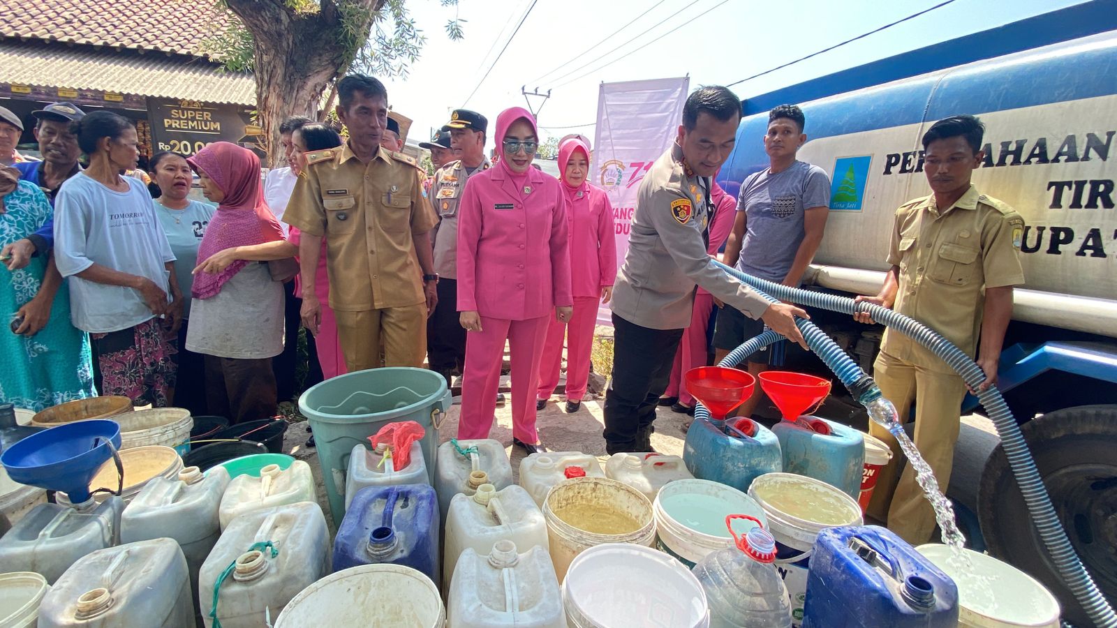 Polresta Cirebon Salurkan Bantuan Air Bersih, Sembako, dan Pengobatan Gratis di Desa Slangit