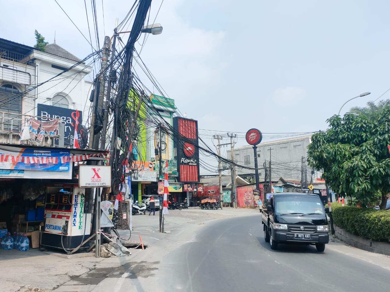 Sebabkan Celaka, Kabel Semrawut di Sekitaran Jalan Depok Bisa Dilaporkan