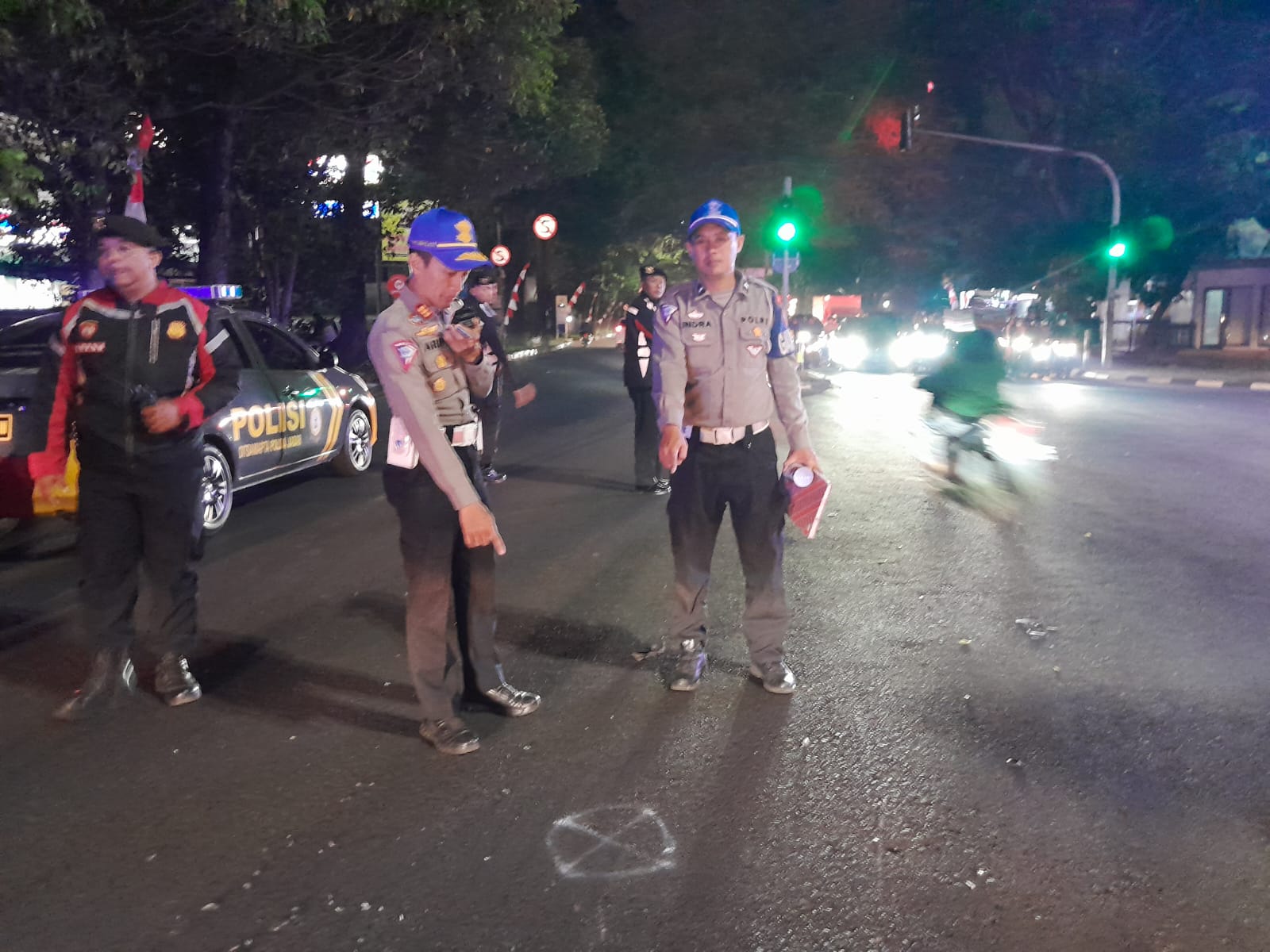 Polisi tengah melakukan olah TKP. (Dok: Kanit Gakkum Satlantas Polrestabes Bandung, Iput Arif Saepul Haris for Jabar Ekspres)