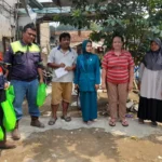 Perwakilan kontraktor saat membagikan paket sembako kepada warga di lingkungan proyek pembangunan Underpass Stasiun Batutulis, Kota Bogor. (Yudha Prananda / Jabar Ekspres)