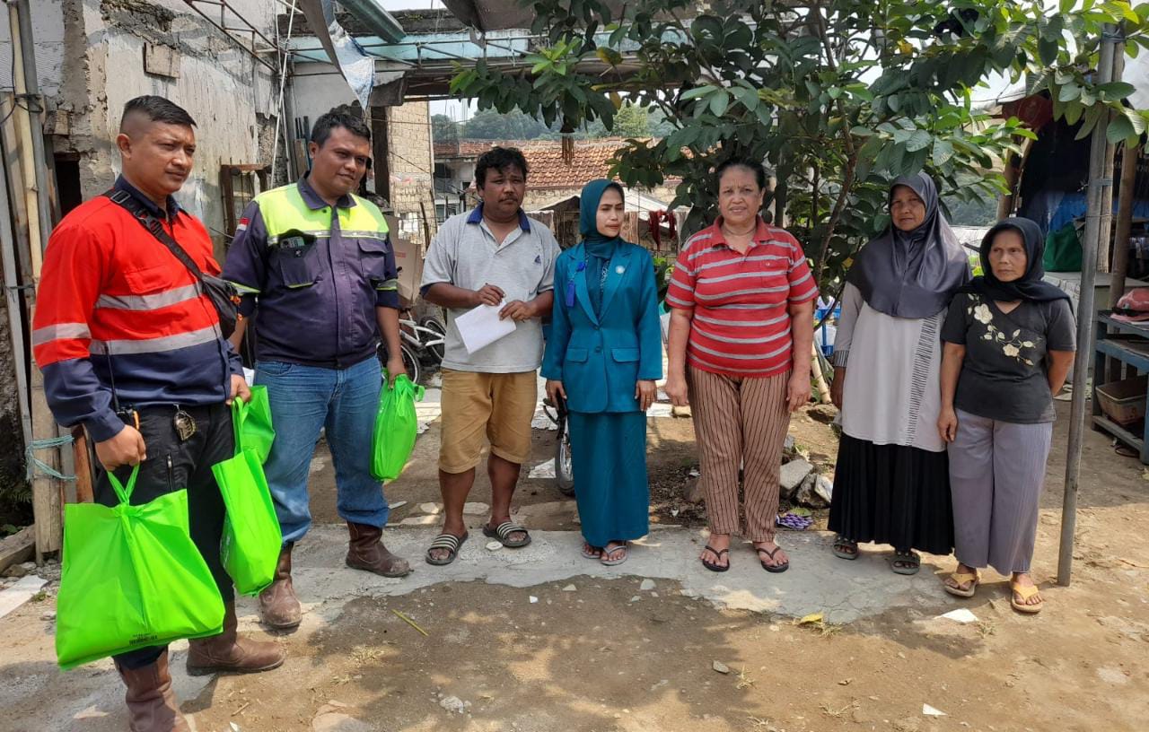 Perwakilan kontraktor saat membagikan paket sembako kepada warga di lingkungan proyek pembangunan Underpass Stasiun Batutulis, Kota Bogor. (Yudha Prananda / Jabar Ekspres)