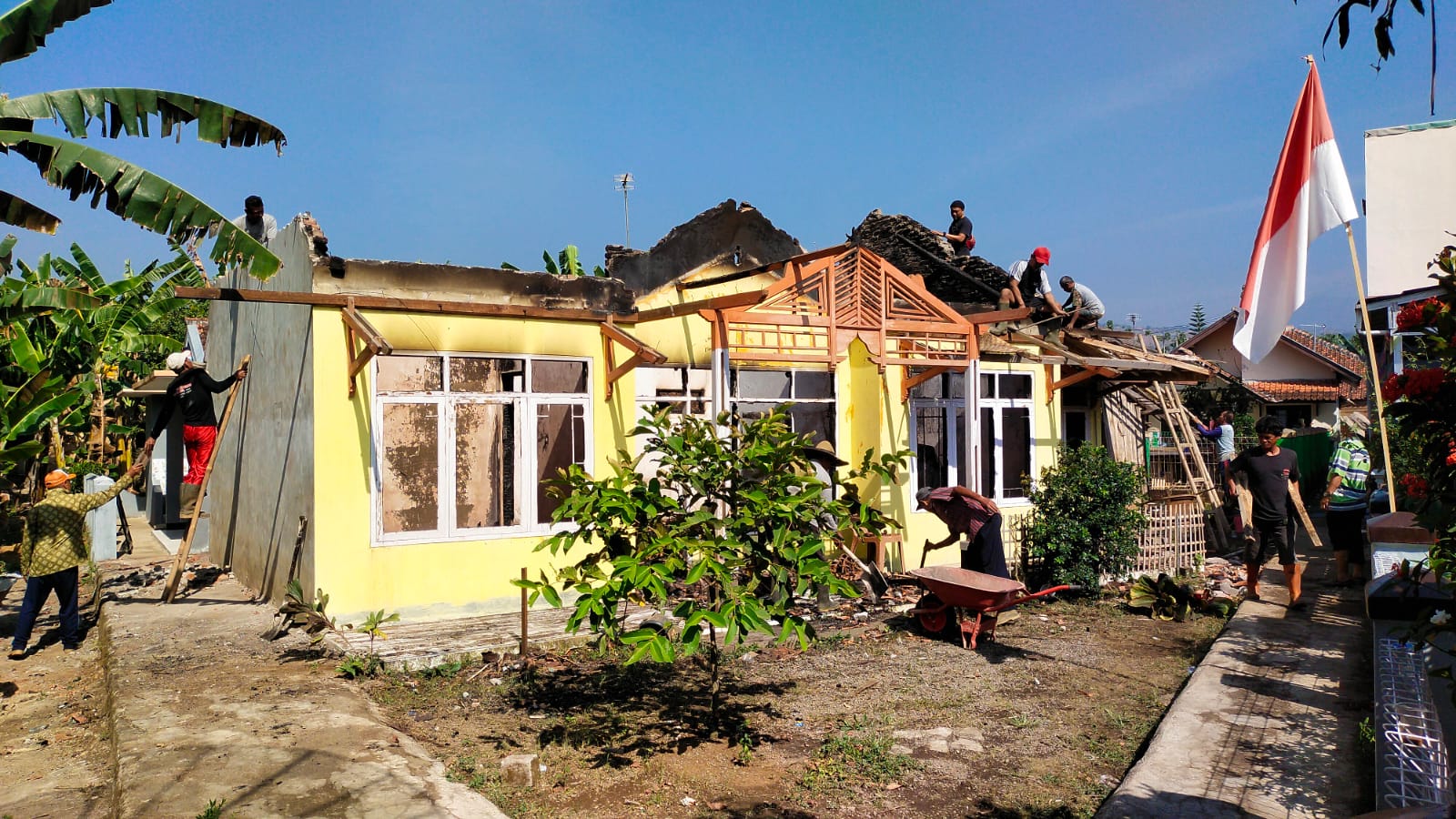 Warga Desa Padaduka Rw 02 Bergotong Royong Membereskan Serpihan Kebakaran dan