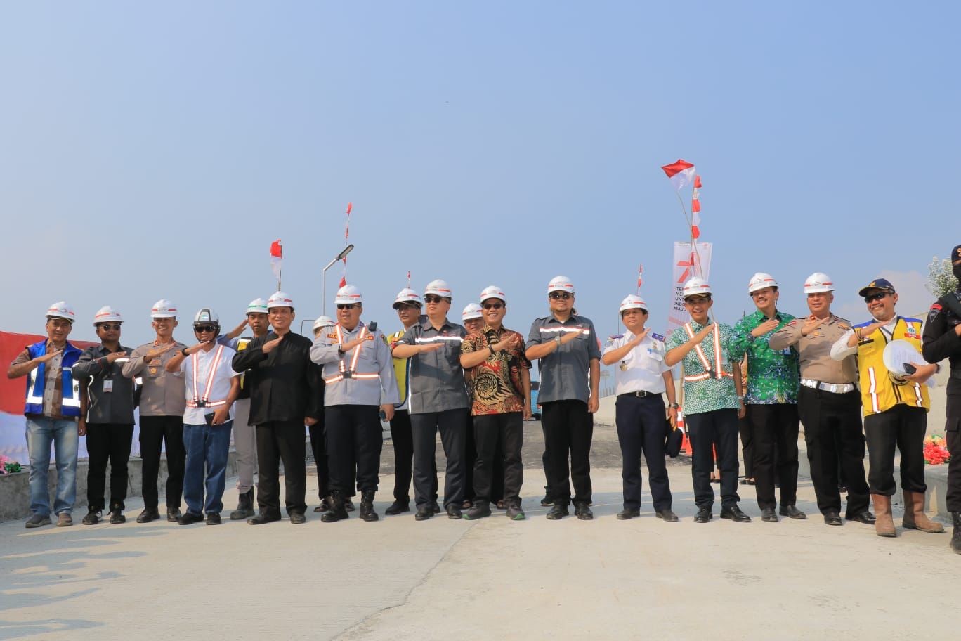 Stakeholder meresmikan Jembatan Cibiru Baru di Cileunyi, Kabupaten Bandung (10/8).