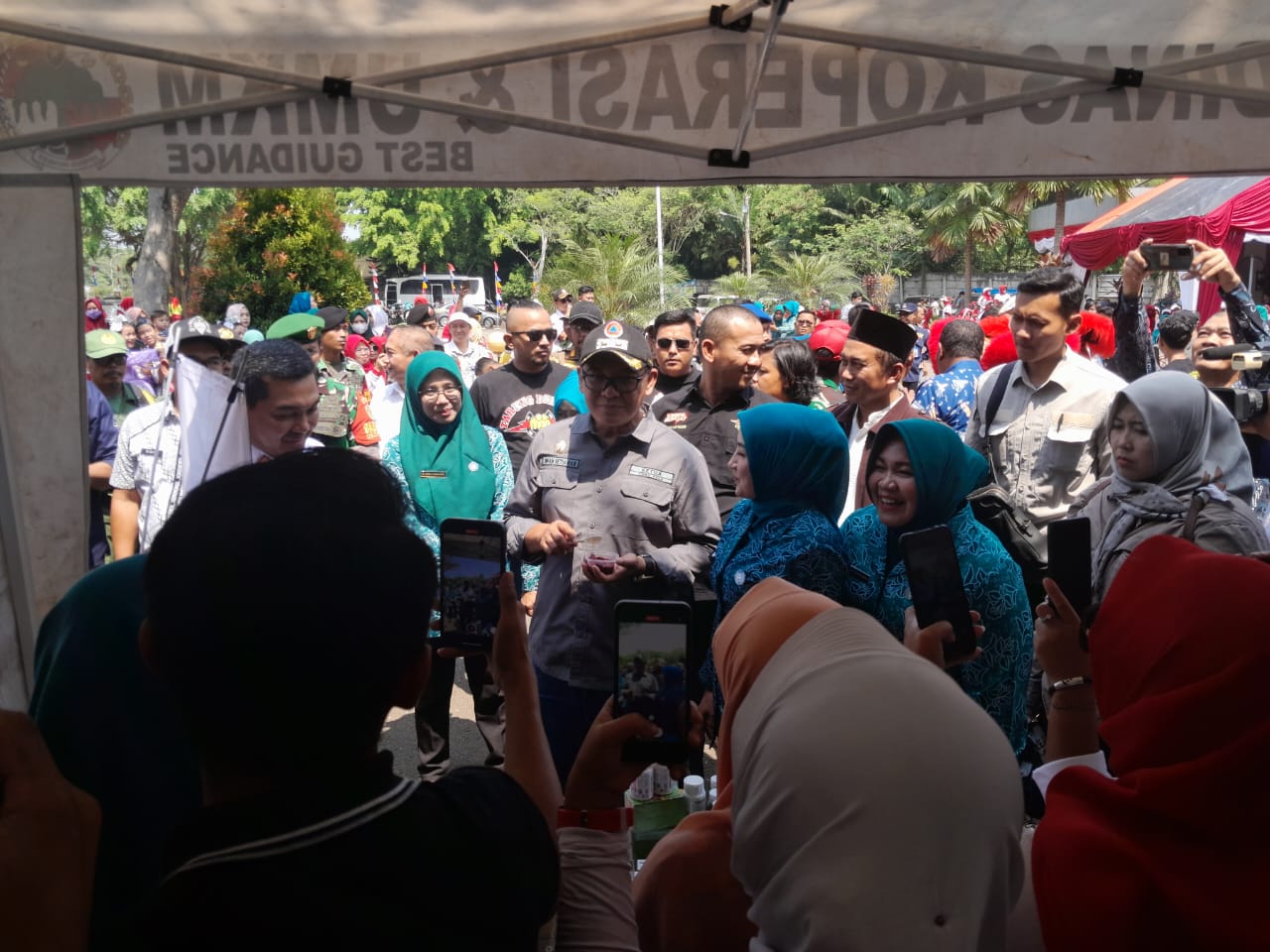 Plt Bupati Bogor, Iwan Setiawan saat mengunjungi Gerai UMKM di Kecamatan Cileungsi, Kabupaten Bogor.