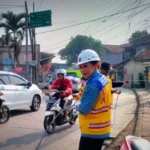 Kadis PUPR Kota Bogor, Rena Da Frina saat melakukan eksekusi tiang utilitas yang miring di Jalan Kapten Yusuf, Kecamatan Bogor Selatan, Jumat (11/8). (Yudha Prananda / Jabar Ekspres)