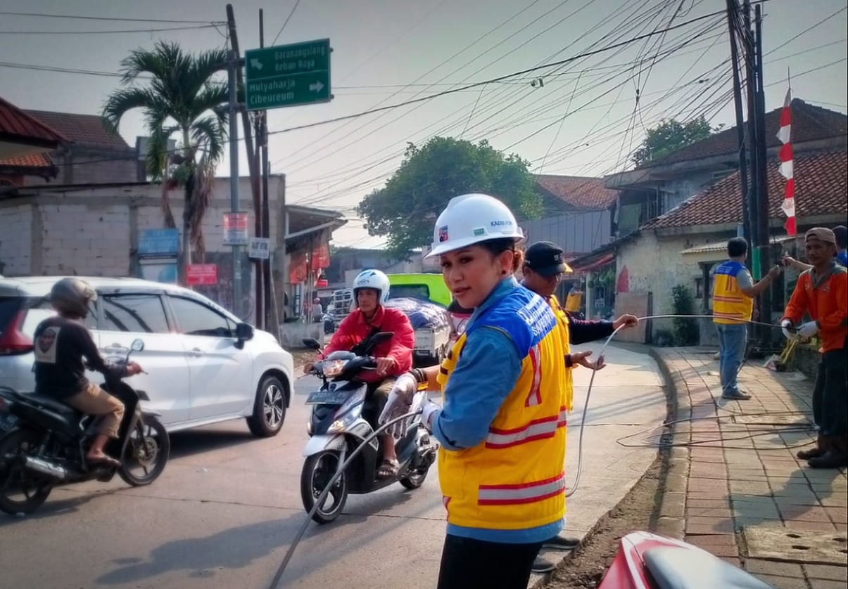 Kadis PUPR Kota Bogor, Rena Da Frina saat melakukan eksekusi tiang utilitas yang miring di Jalan Kapten Yusuf, Kecamatan Bogor Selatan, Jumat (11/8). (Yudha Prananda / Jabar Ekspres)