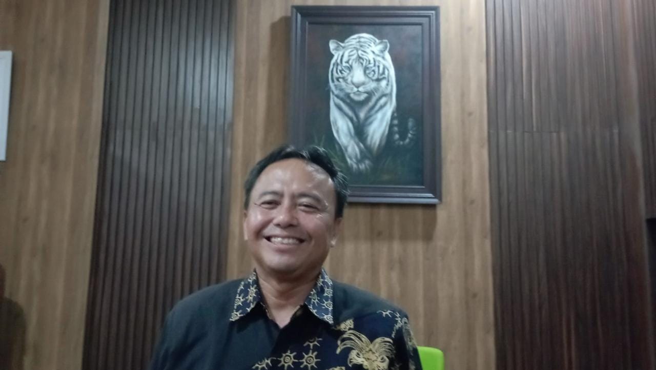 Caption: Sekretaris Daerah Kabupaten Sumedang, Herman Suryatman saat dikunjungi oleh wartawan, belum lama ini.(Je/ Dedi Suhandi)