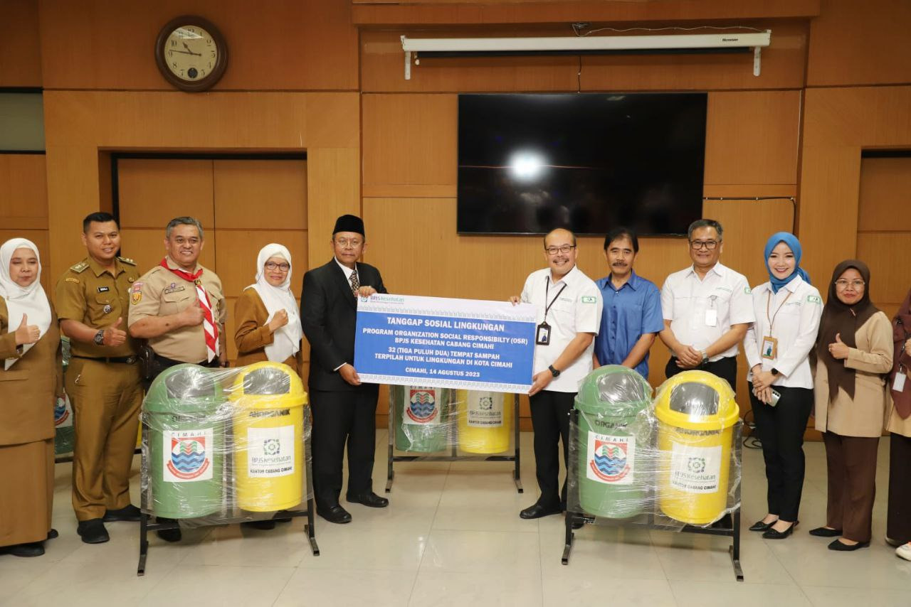 BPJS Kesehatan Cabang Cimahi Salurkan Bantuan Tempat Sampah