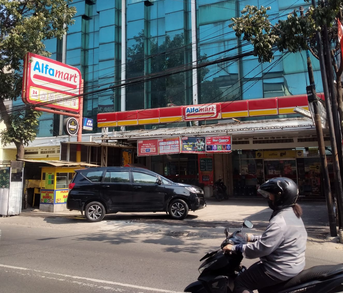 ILUSTRASI: Minimarket di Kota Bandung dengan operasional 24 jam.