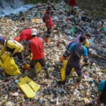 Ilustrasi: Pembersihan sampah di sungai Kota Bandung.