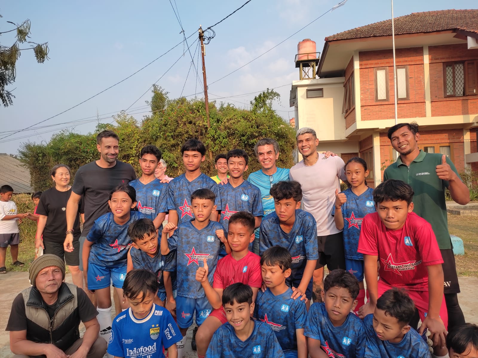 Raut Kegembiraan Terpancar saat Perwakilan Persib Bandung Kunjungi SOS Children Village Lembang / Sadam Husen JE