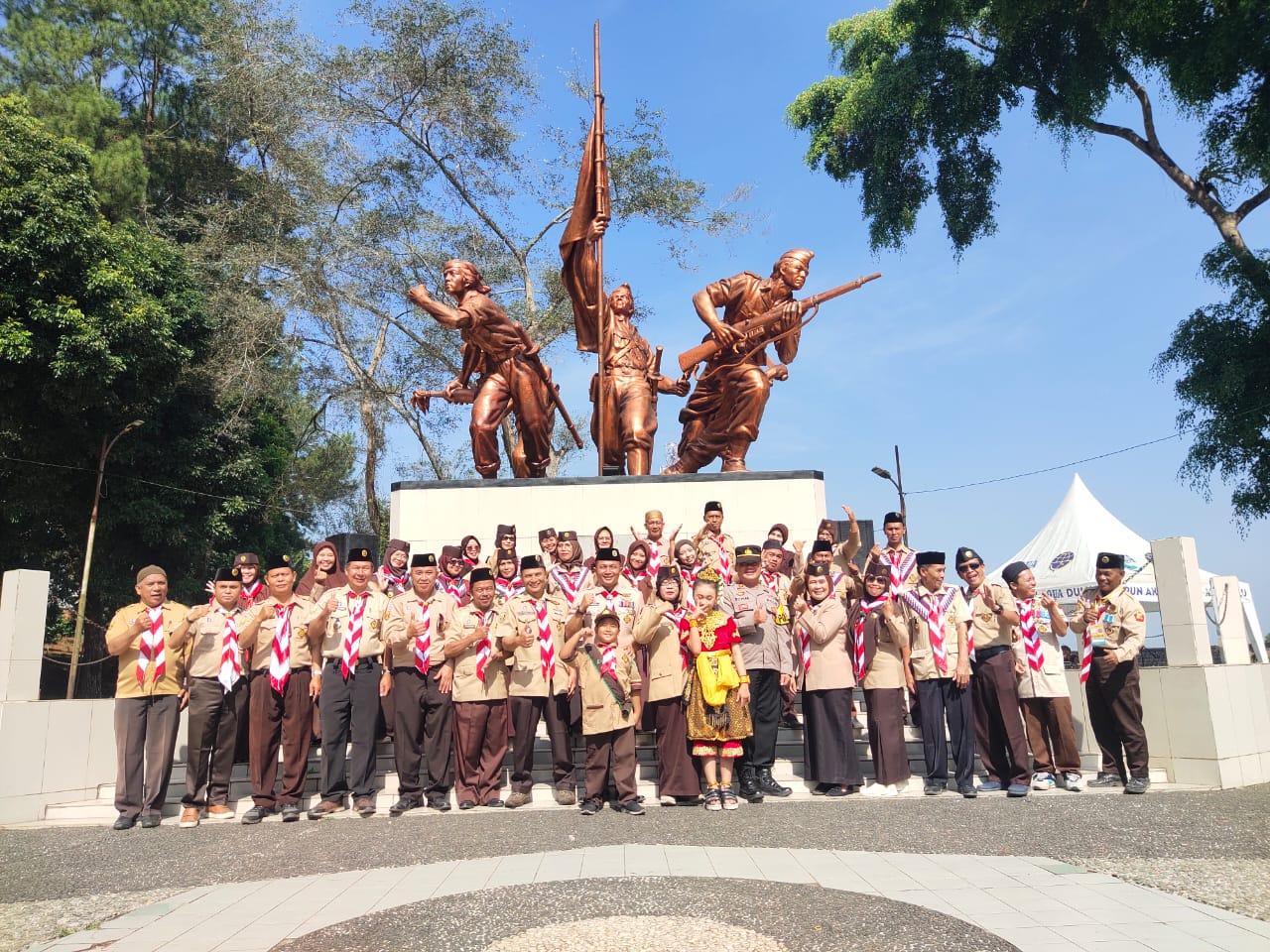 Pemandangan Patung Perjuangan Bojong Kokosan di Sukabumi.