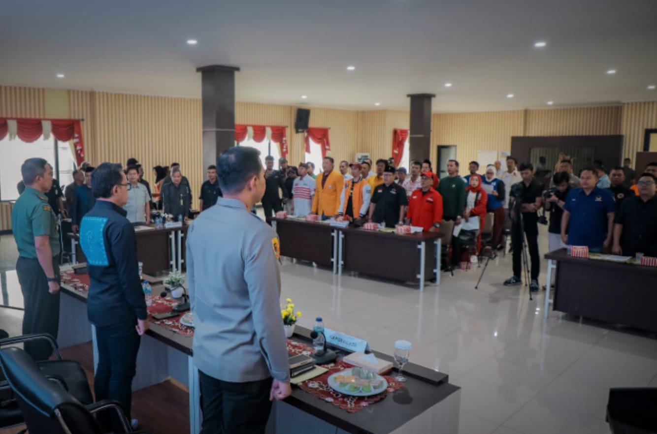 Perwakilan parpol peserta Pemilu 2024 di Kota Bogor bersama unsur Forkopimda Kota Bogor dan penyelenggara Pemilu serentak membacakan ikrar Deklarasi Damai Pemilu 2024. (Yudha Prananda / Jabar Ekspres)