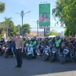 Hormati Jasa Pejuang, Polisi dan Pengendara di Lamer Gunungsari Cirebon Berhenti saat Detik-detik Pembacaan Teks Proklamasi
