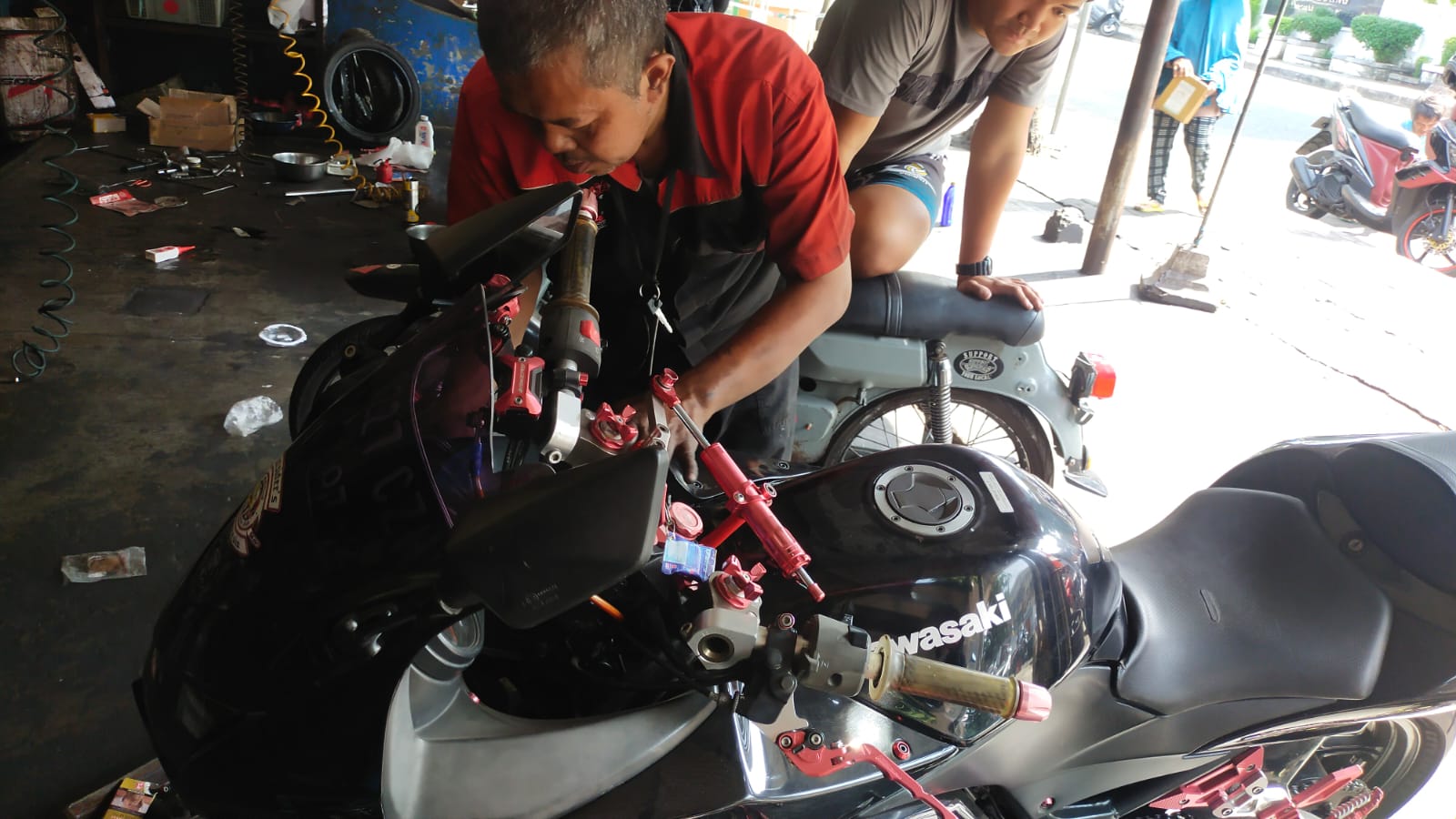 Bahaya Jika Membiarkan Shock Depan Motor Bocor, Ini Akibatnya!