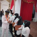 Kepala Lapas Kelas II A Bogor, Sopian dan Wali Kota Bogor, Bima Arya secara simbolis memberikan SK Remisi Umum kepada sejumlah warga binaan pemasyarakatan di Balai Kota Bogor. (Yudha Prananda / Jabar Ekspres)