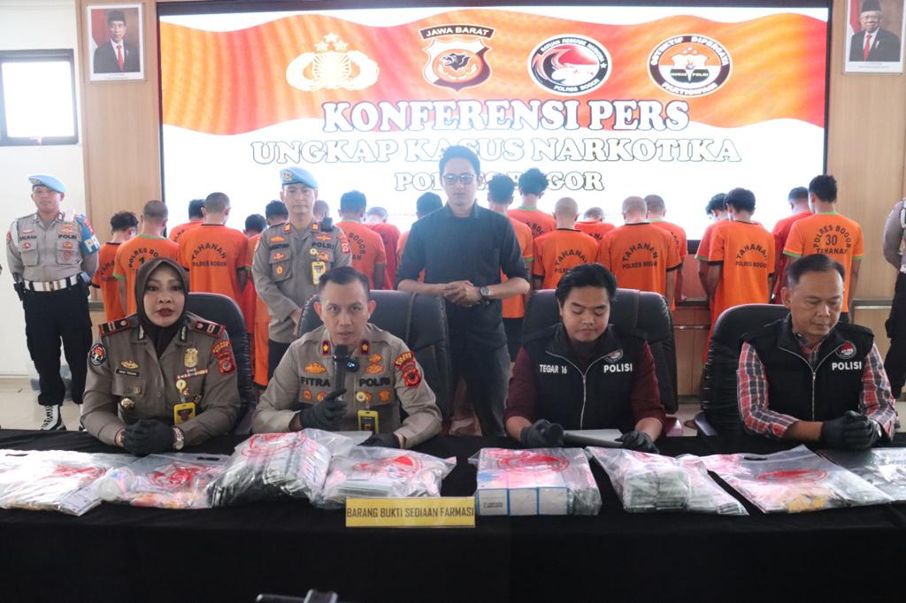 Wakapolres Bogor Kompol Fitra Zuanda saat memberikan keterangan. Foto : Sandika Fadilah/Jabarekspres.com