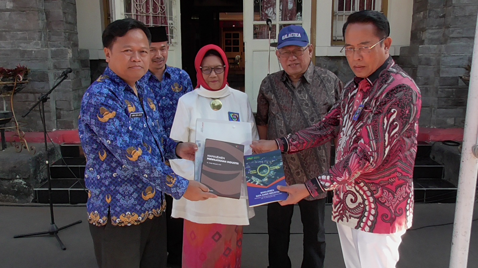 Peduli Sekolah, IKA Tahun 69 SMPN 7 Kota Bandung Bantu Perbaiki Air dan Beri 300 Buku
