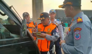 Petugas dari Dinas Perhubungan Kota Cimahi menghentikan satu unit mobil barang lantaran melanggar jam opersional kendaraan di bundaran Leuwigajah, Kota Cimahi baru-baru ini. (Foto istimewa)