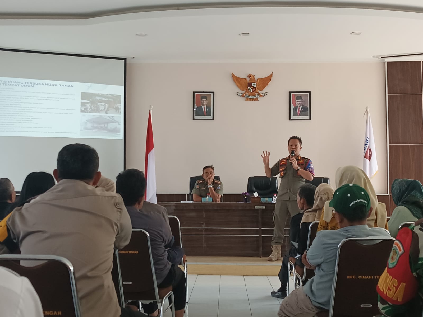 Kepala Bidang Penegakan Perda pada Satpol PP dan Damkar Kota Cimahi Ranto Sitanggang saat penyuluhan penegakkan Perda di Aula Kantor Kecamatan Cimahi Tengah, Rabu (22/8).