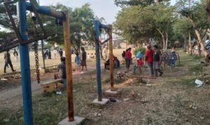 Kondisi fasum dan fasos taman bermain yang rusak di wilayah Kecamatan Rancaekek, Kabupaten Bandung. (Yanuar/Jabar Ekspres)