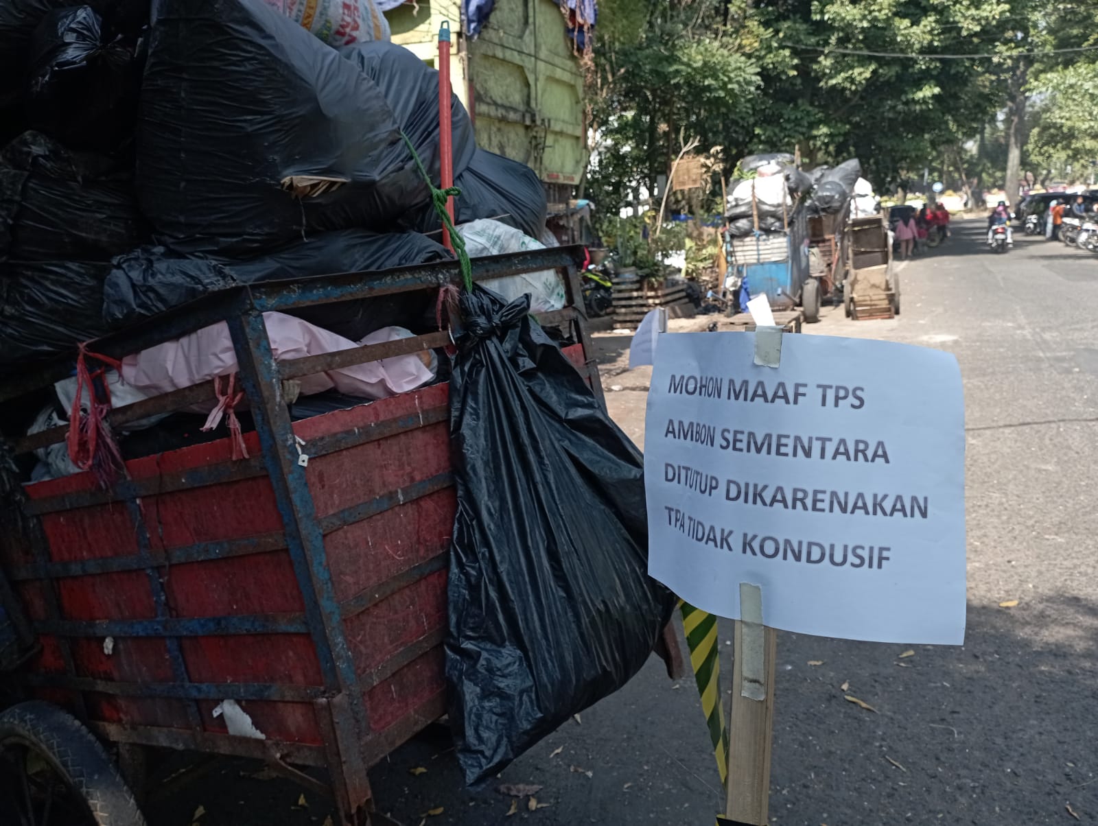 Dok. penumpukan sampah di TPS Gudang Selatan Bandung pasca ditutup sementara TPAS Sarimukti. Kamis (24/8). Foto. Sandi Nugrah