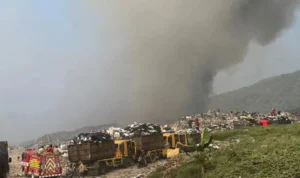 Ist. Asap pekat dari hasil kebakaran gundukan sampah di TPAS Sarimukti. Foto. Jabar Ekspres.