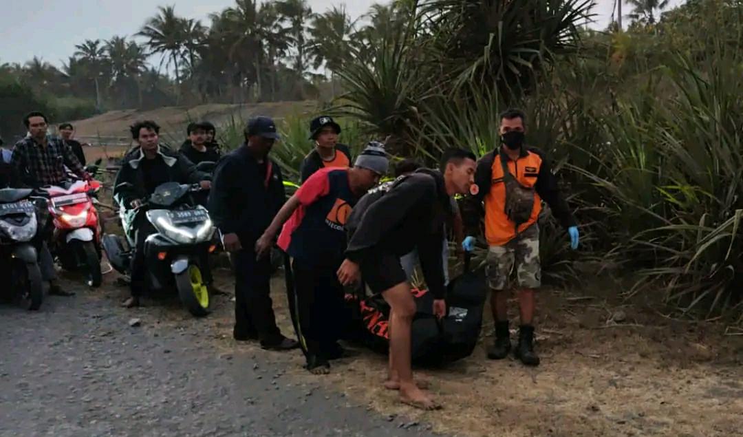 Tim SAR bersama masyarakat saat mengevakuasi F(18) yang terjatuh di pantai laut TegalBuleud.