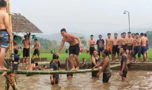 Lintas Bambu Jadi Permainan Andalan Keseruan 17 Agustusan Masyarakat Dusun Bojong Sumedang