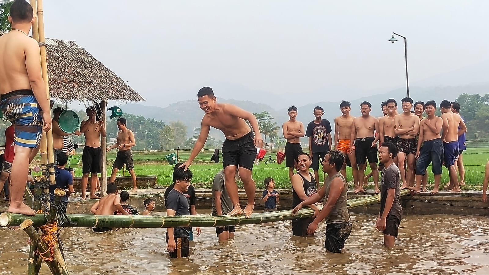 Lintas Bambu Jadi Permainan Andalan Keseruan 17 Agustusan Masyarakat Dusun Bojong Sumedang