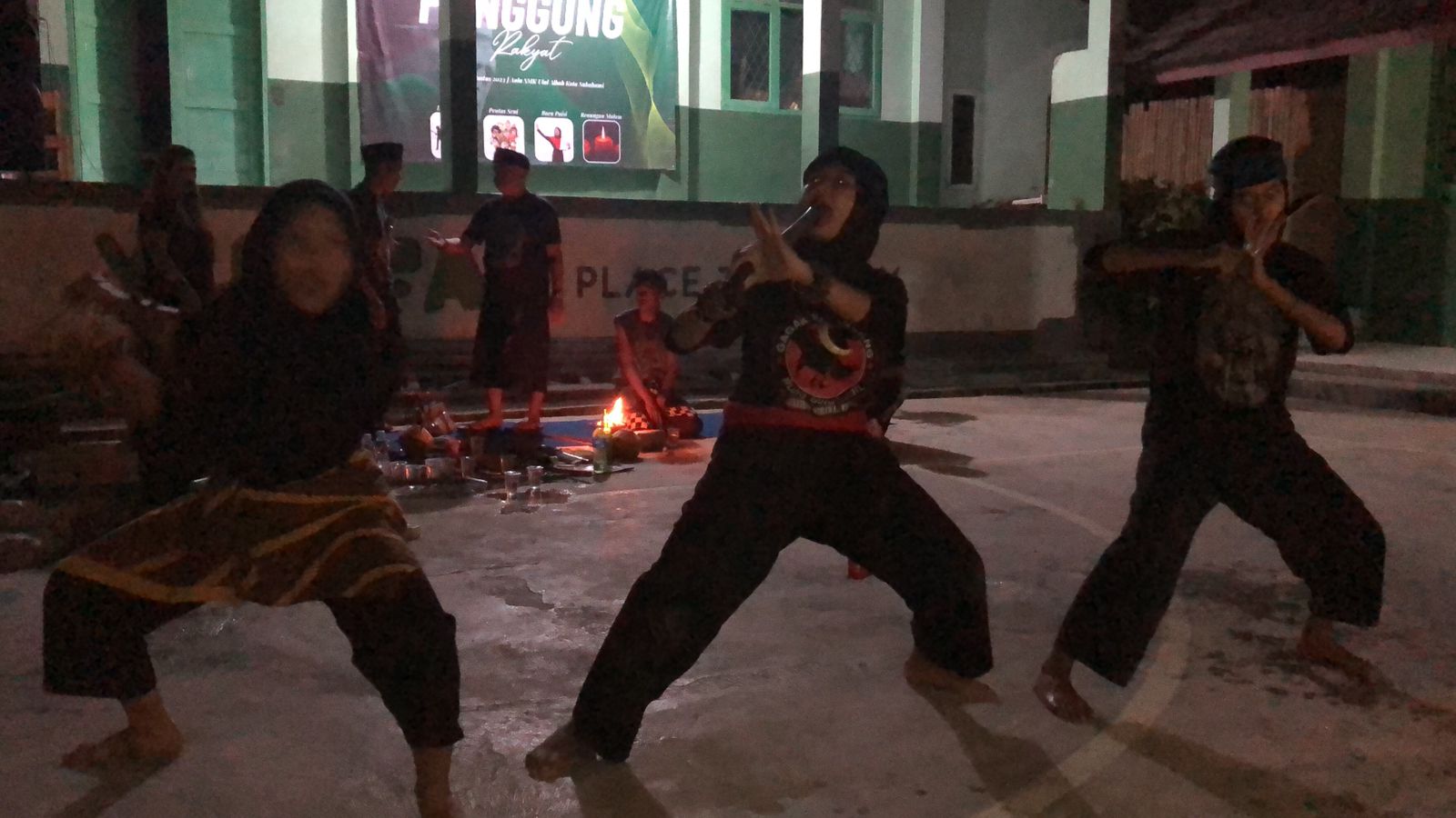Atraksi debus saat acara panggung rakyat Gusdurian Sukabumi Raya