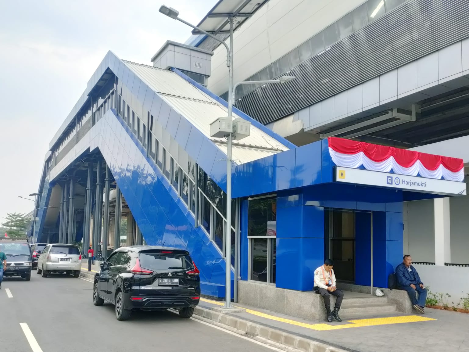 Tidak Memiliki Kantong Parkir, Warga Parkir di Badan Jalan Depan Stasiun LRT