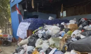 Sampah nampak menumpuk di salah satu TPS di Kota Cimahi baru-baru ini. / Cecep Herdi