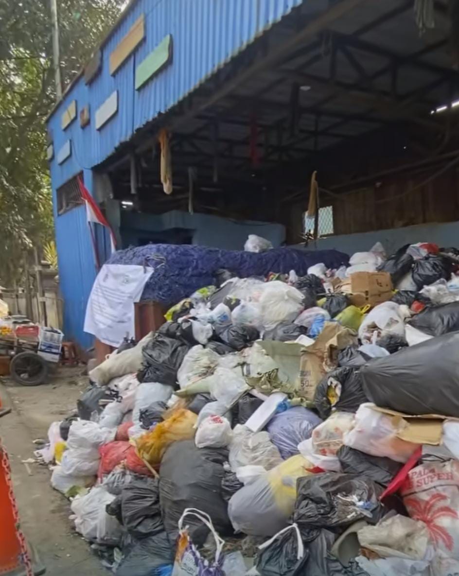 Sampah nampak menumpuk di salah satu TPS di Kota Cimahi baru-baru ini. / Cecep Herdi