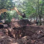 DARURAT: Proses pembuatan lubang-lubang sampah di Taman Tegallega, Kota Bandung pada Rabu (30/8).