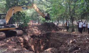 DARURAT: Proses pembuatan lubang-lubang sampah di Taman Tegallega, Kota Bandung pada Rabu (30/8).