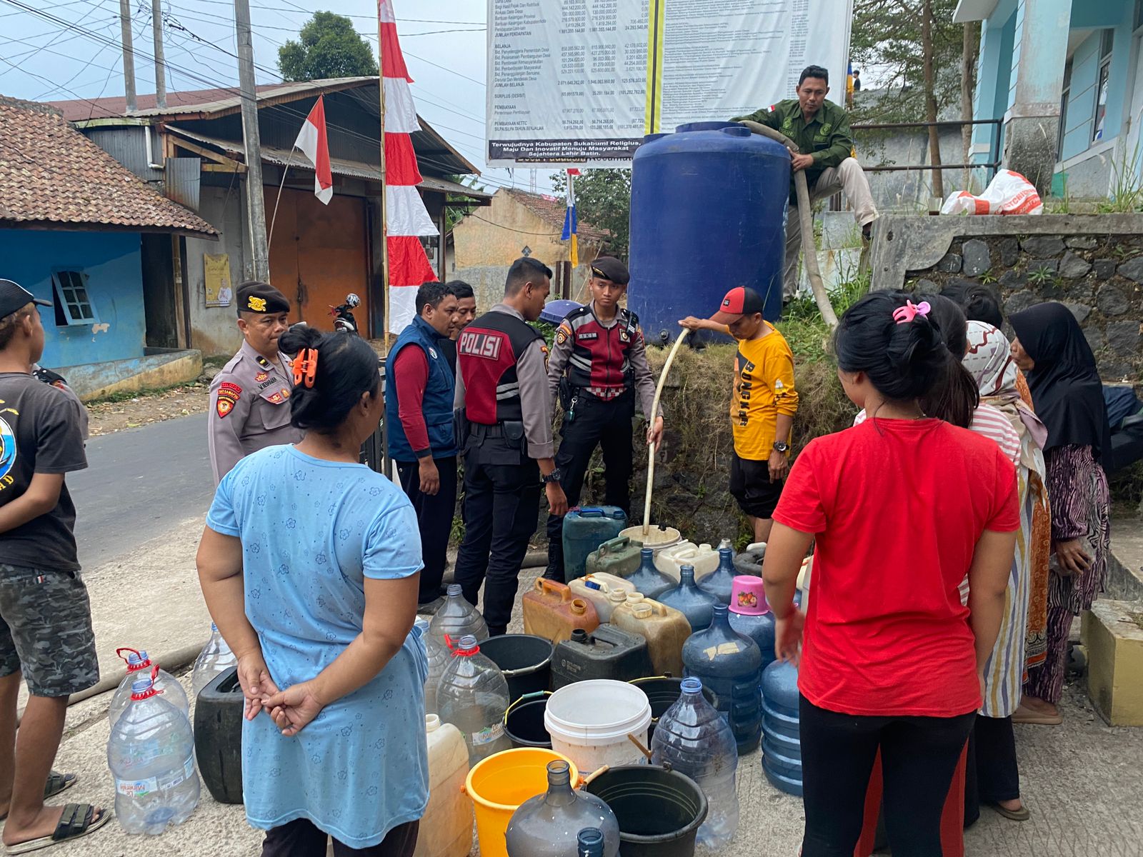 Polres Sukabumi Kota Gelontorkan Bantuan Air Bersih Ribuan Liter untuk Warga Terdampak Kekeringan