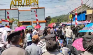 3 Desa Terdampak Pembangunan Tol Cisumdawu, Lakukan Aksi Demo dengan Blokade Jalan Raya!